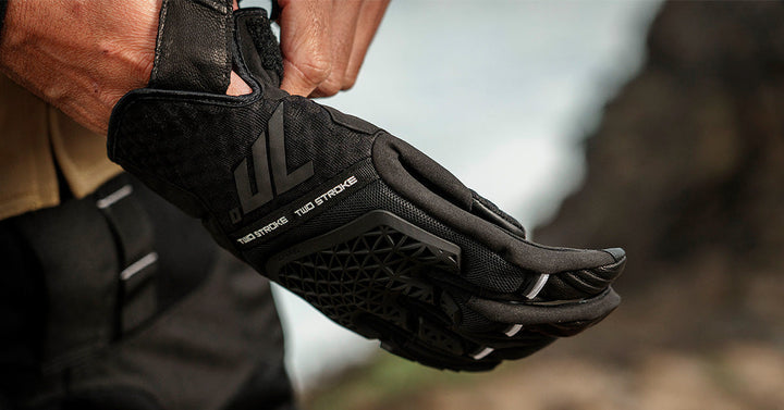 ¿Es Obligatorio Llevar Guantes en Moto? Normativa de la DGT, Multa y Homologación